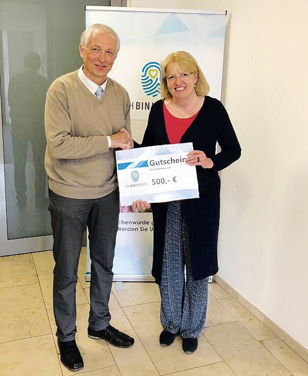 Vaterhaus Spende durch ICH BIN MENSCH Spendenübergabe an Herrn Martin Haubs von "Vaterhaus e.V. - eine Initiative für das Leben" durch Maria Schmölzing in Fulda.